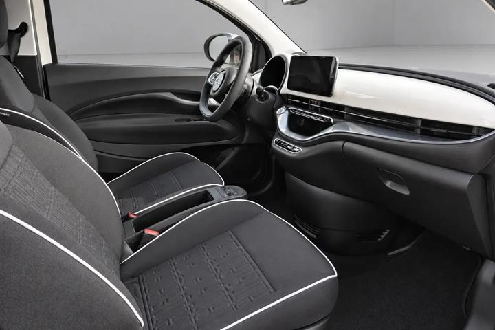 Hvid Fiat 500e fra 2023