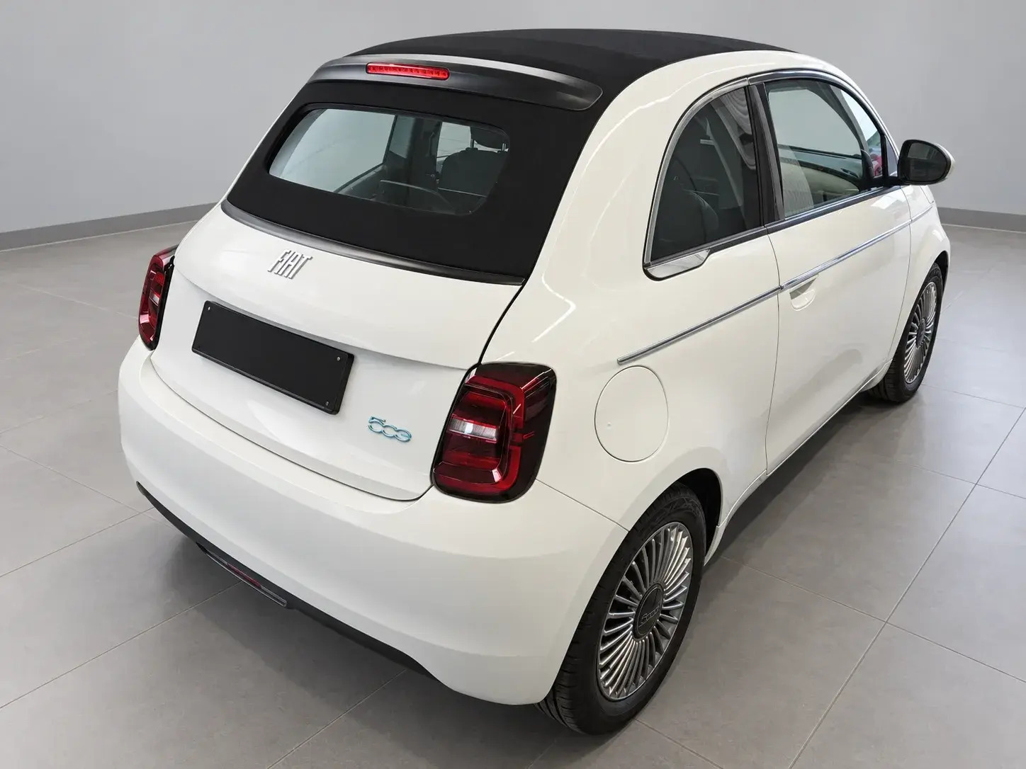 Hvid Fiat 500e fra 2023