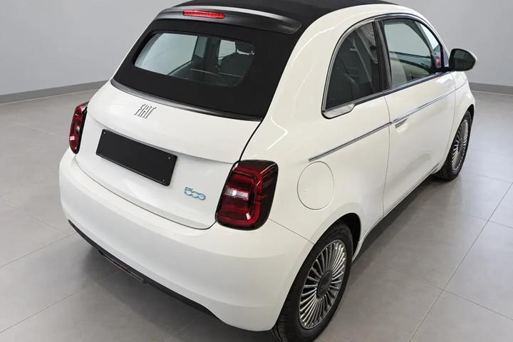 Hvid Fiat 500e fra 2023