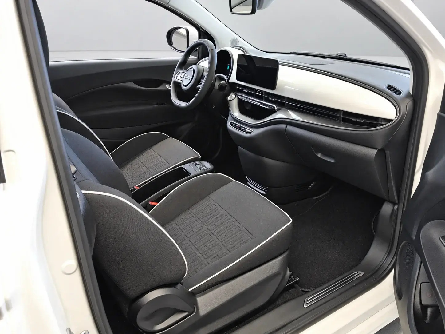 Hvid Fiat 500e fra 2023