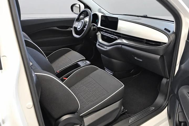Hvid Fiat 500e fra 2023
