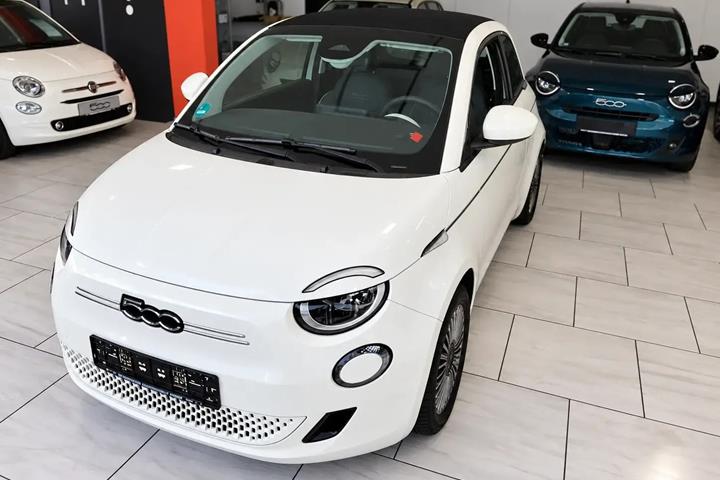 Hvid Fiat 500e fra 2023