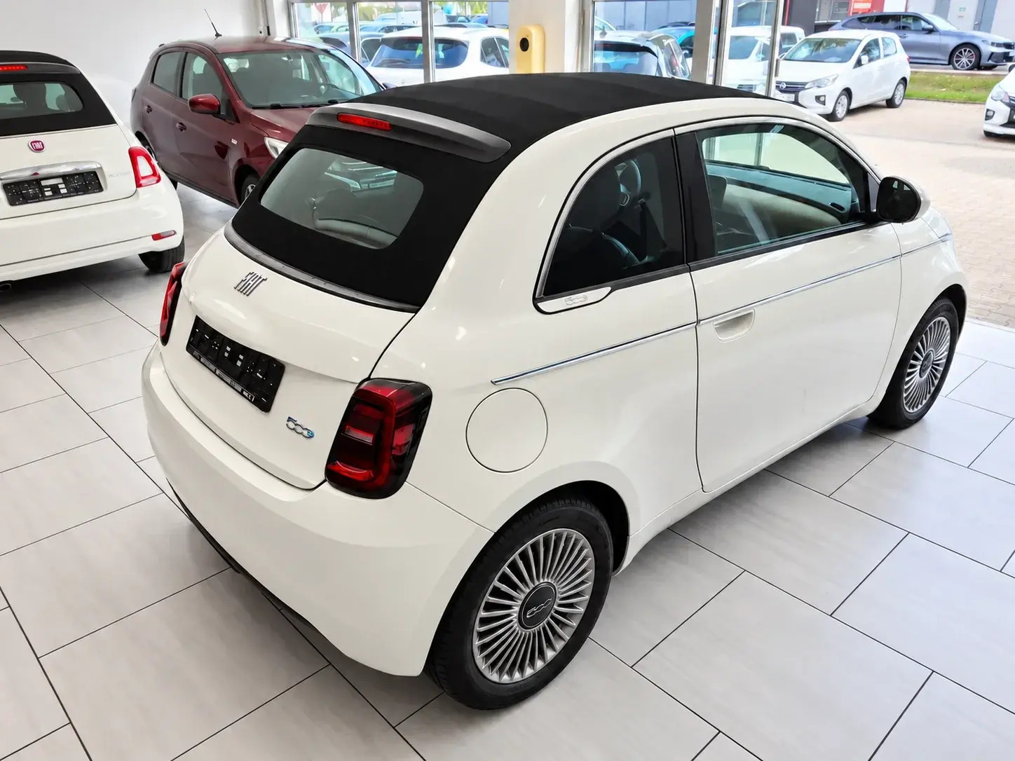 Hvid Fiat 500e fra 2023
