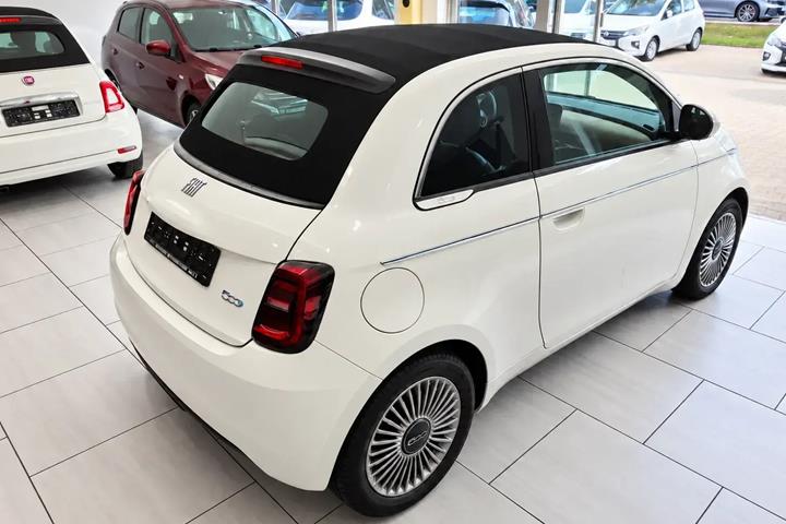 Hvid Fiat 500e fra 2023