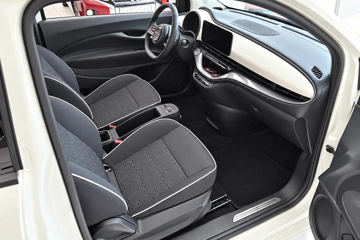 Hvid Fiat 500e fra 2023