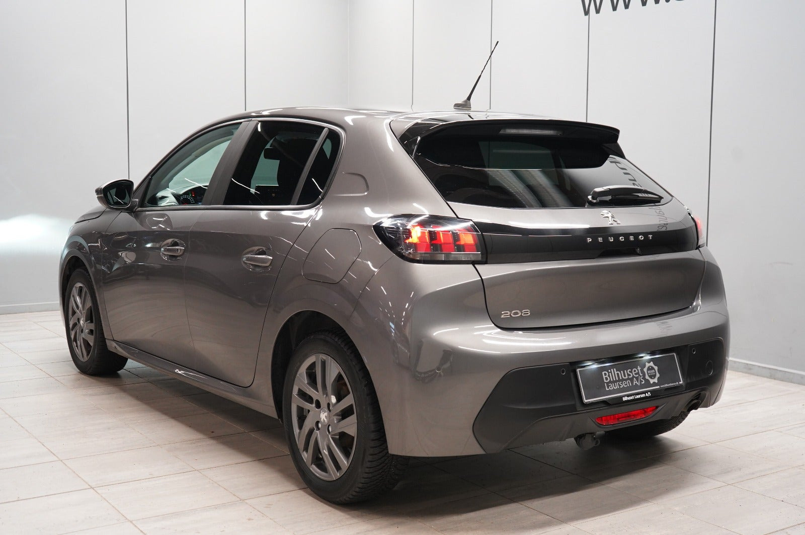 Grå Peugeot 208 fra 2021