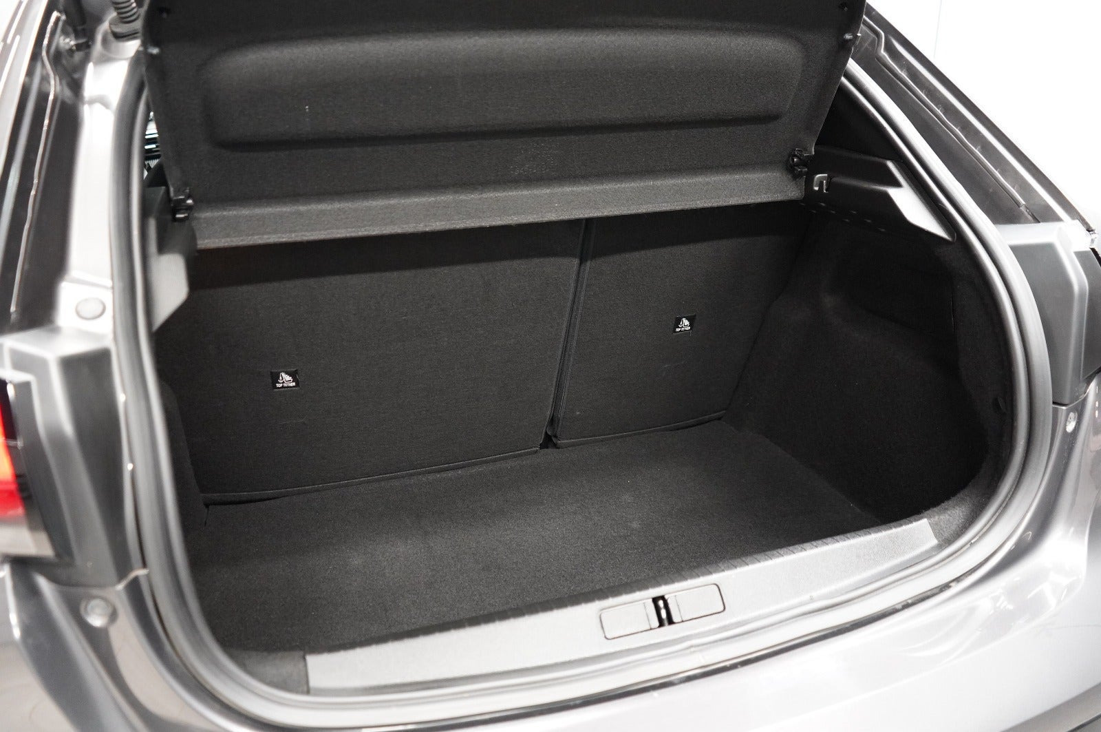 Grå Peugeot 208 fra 2021