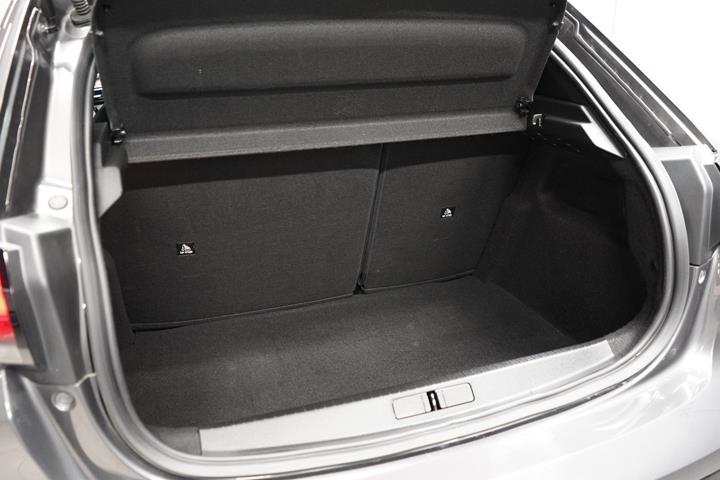 Grå Peugeot 208 fra 2021