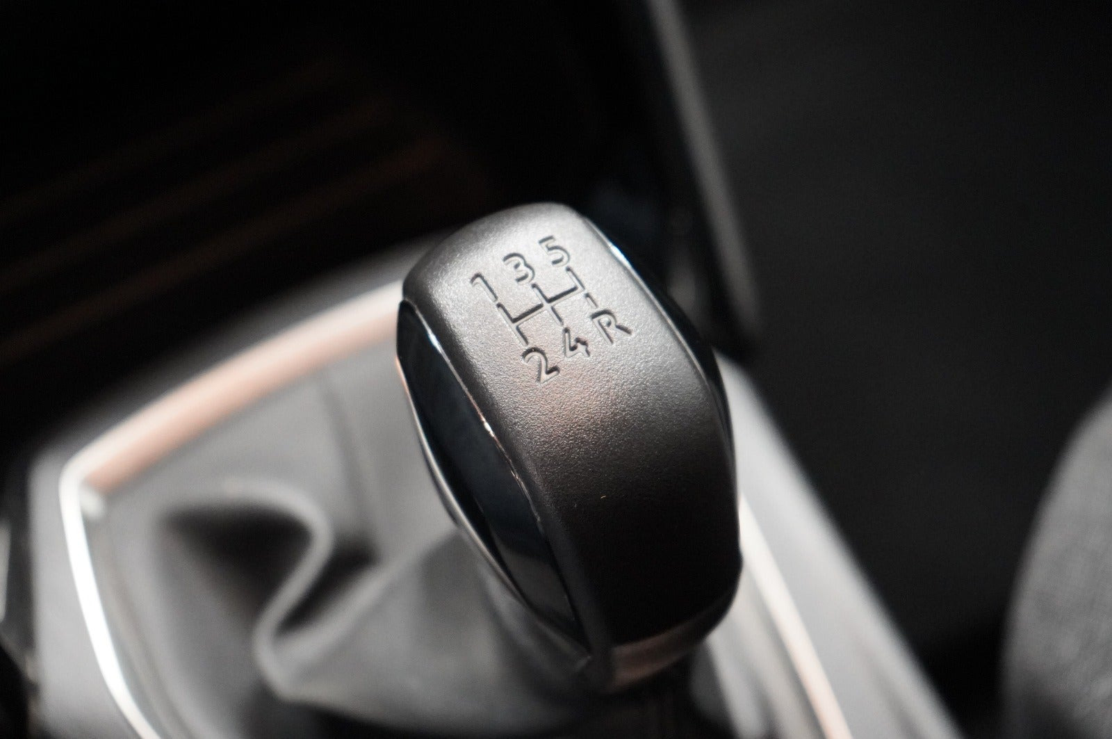 Grå Peugeot 208 fra 2021