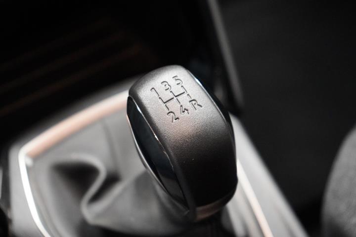 Grå Peugeot 208 fra 2021