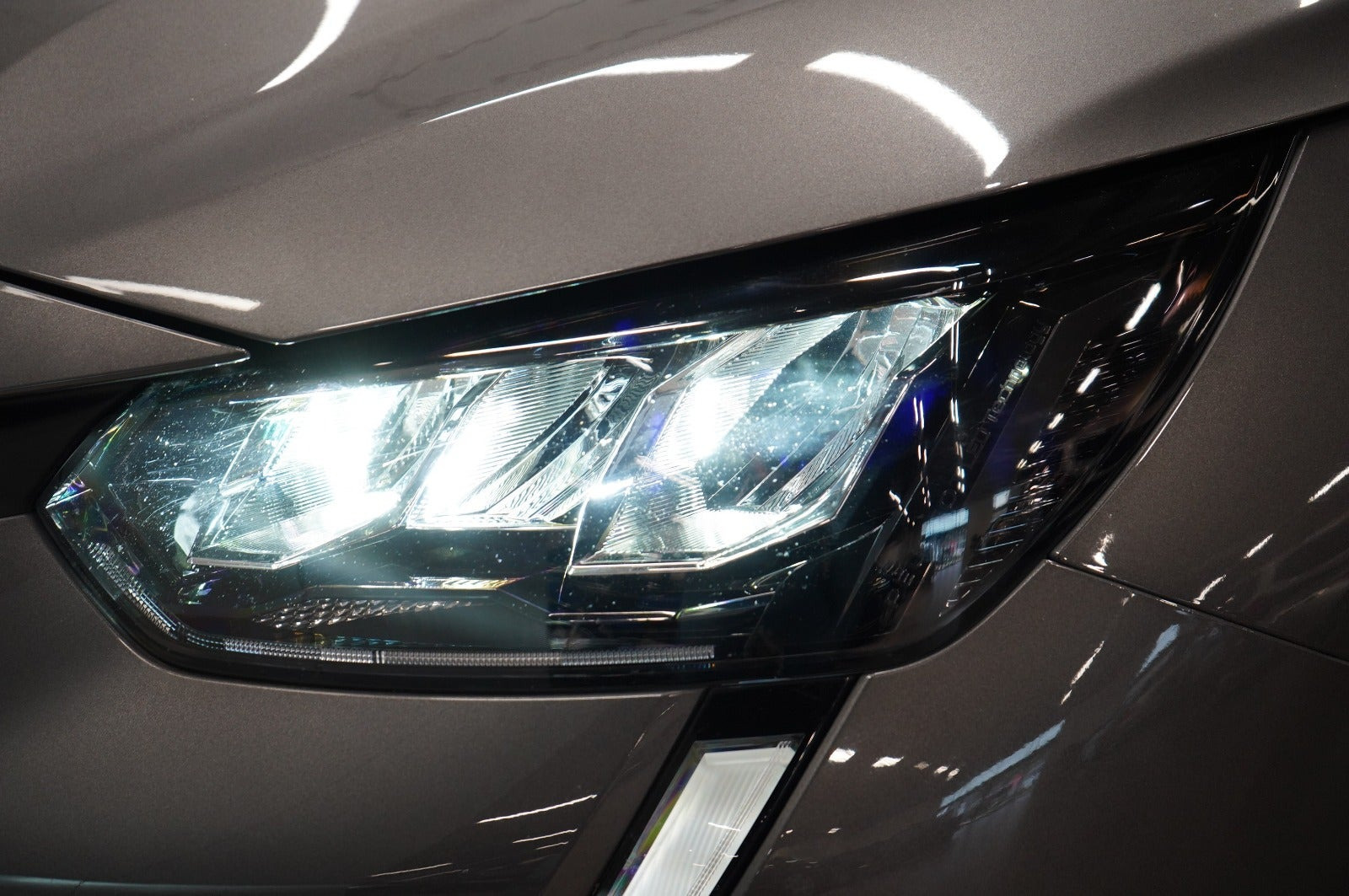 Grå Peugeot 208 fra 2021