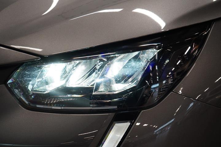 Grå Peugeot 208 fra 2021