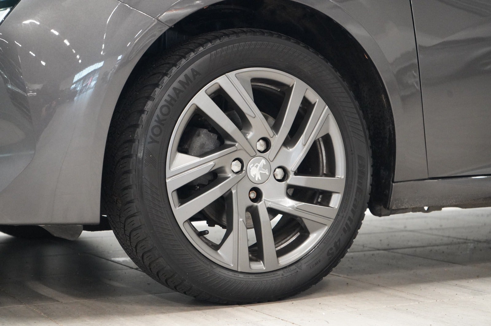 Grå Peugeot 208 fra 2021