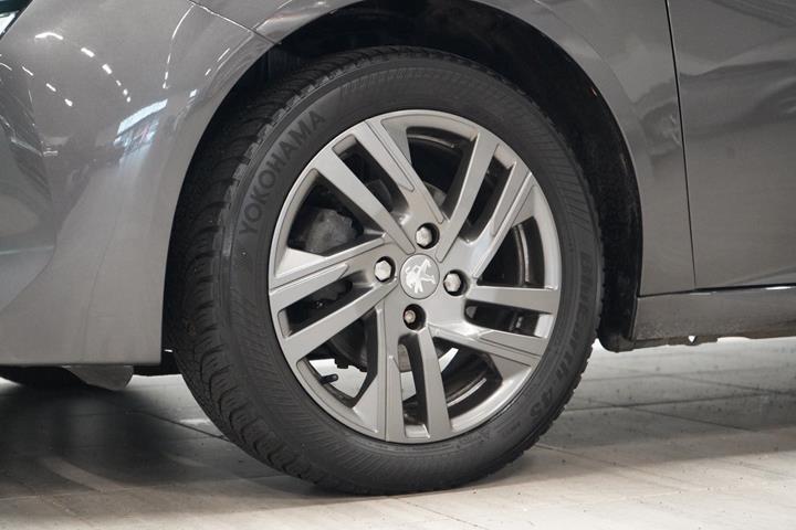 Grå Peugeot 208 fra 2021