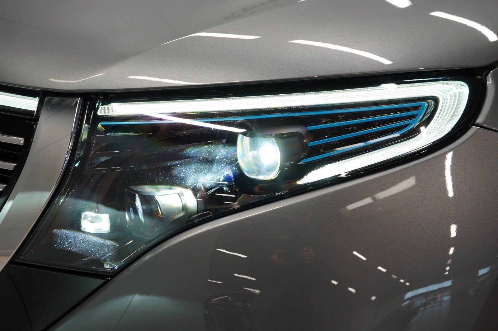 Grå Mercedes EQC400 fra 2023
