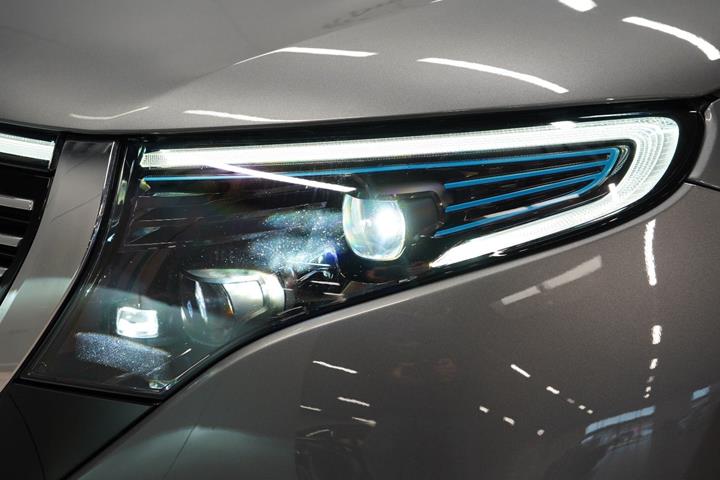 Grå Mercedes EQC400 fra 2023