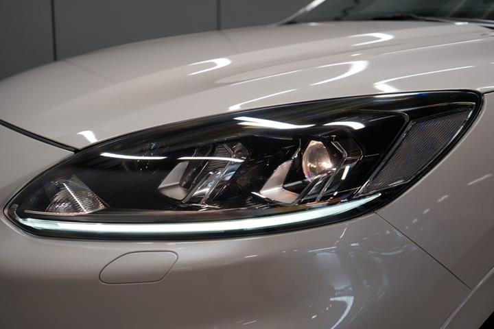Hvid Ford Kuga fra 2021