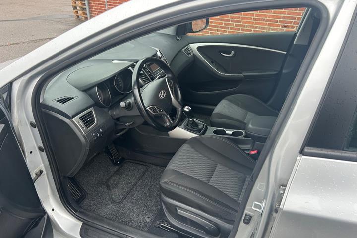 Sølv Hyundai i30 fra 2015