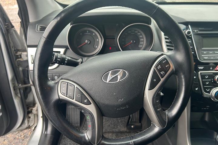 Sølv Hyundai i30 fra 2015