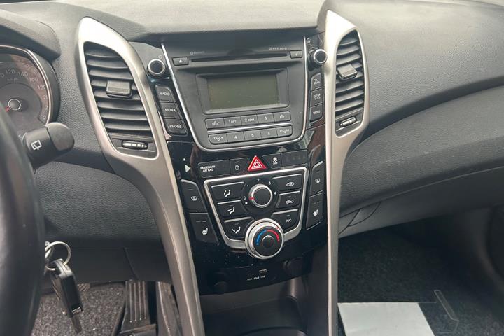 Sølv Hyundai i30 fra 2015