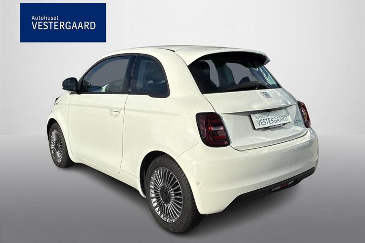 Hvid Fiat 500e fra 2023