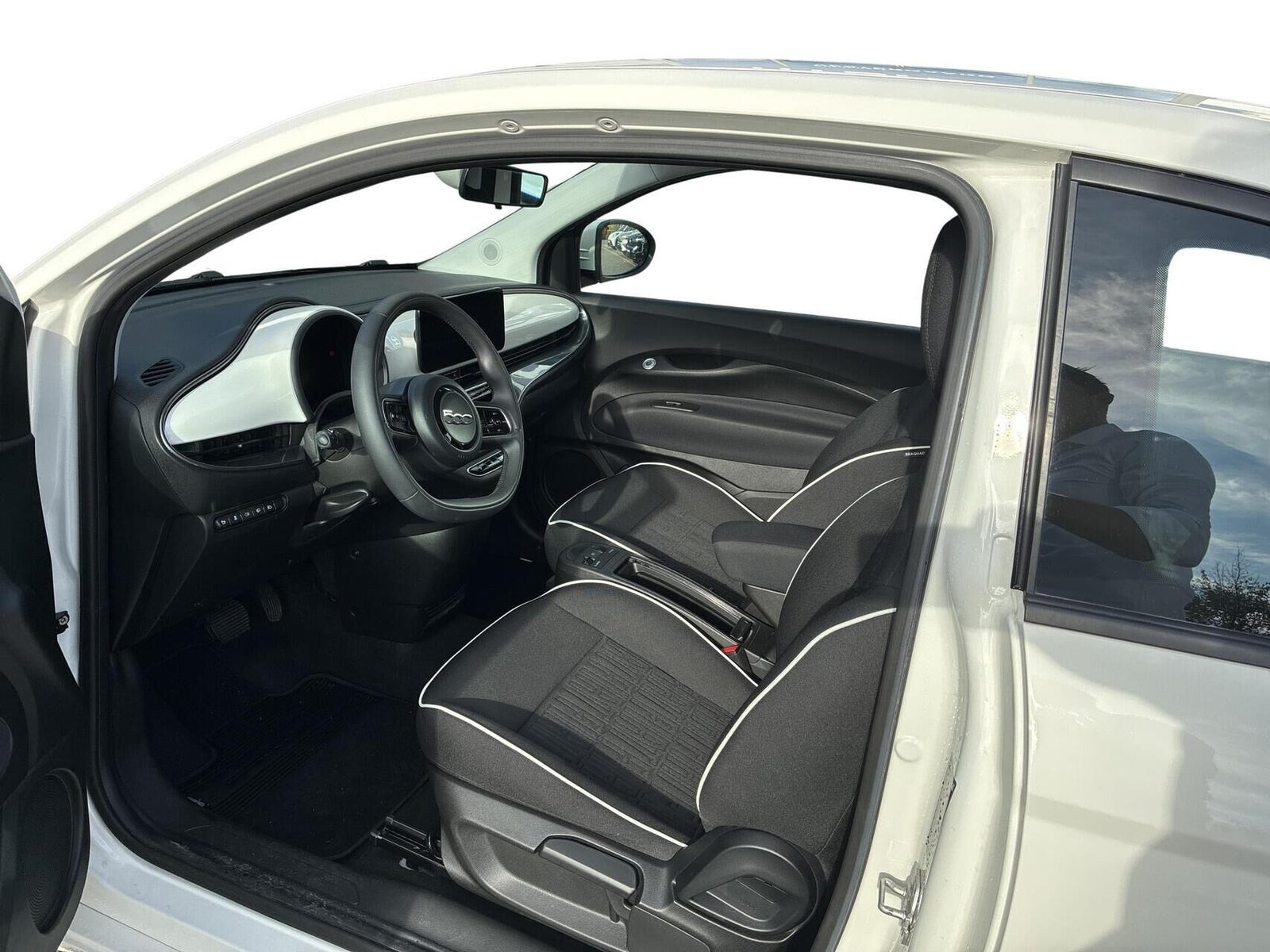 Hvid Fiat 500e fra 2023