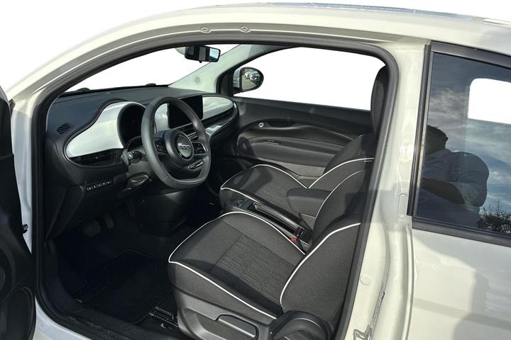 Hvid Fiat 500e fra 2023