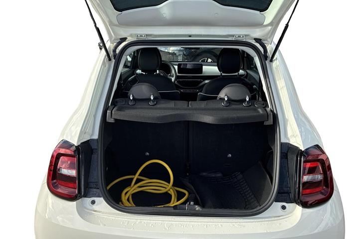 Hvid Fiat 500e fra 2023