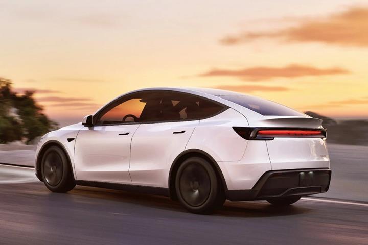Hvid Tesla Model Y fra 2025