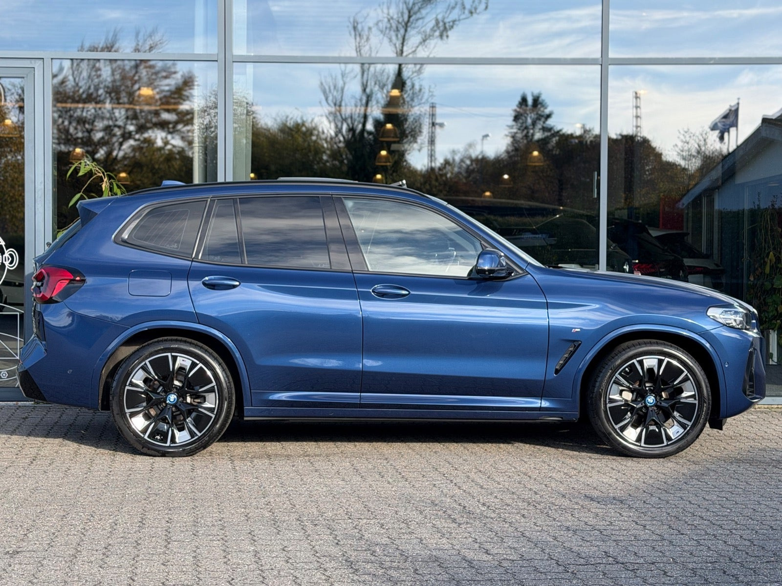 Blå BMW iX3 fra 2023