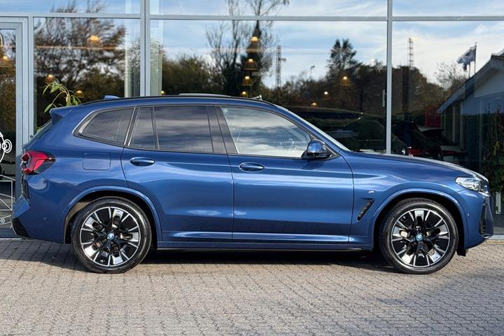 Blå BMW iX3 fra 2023