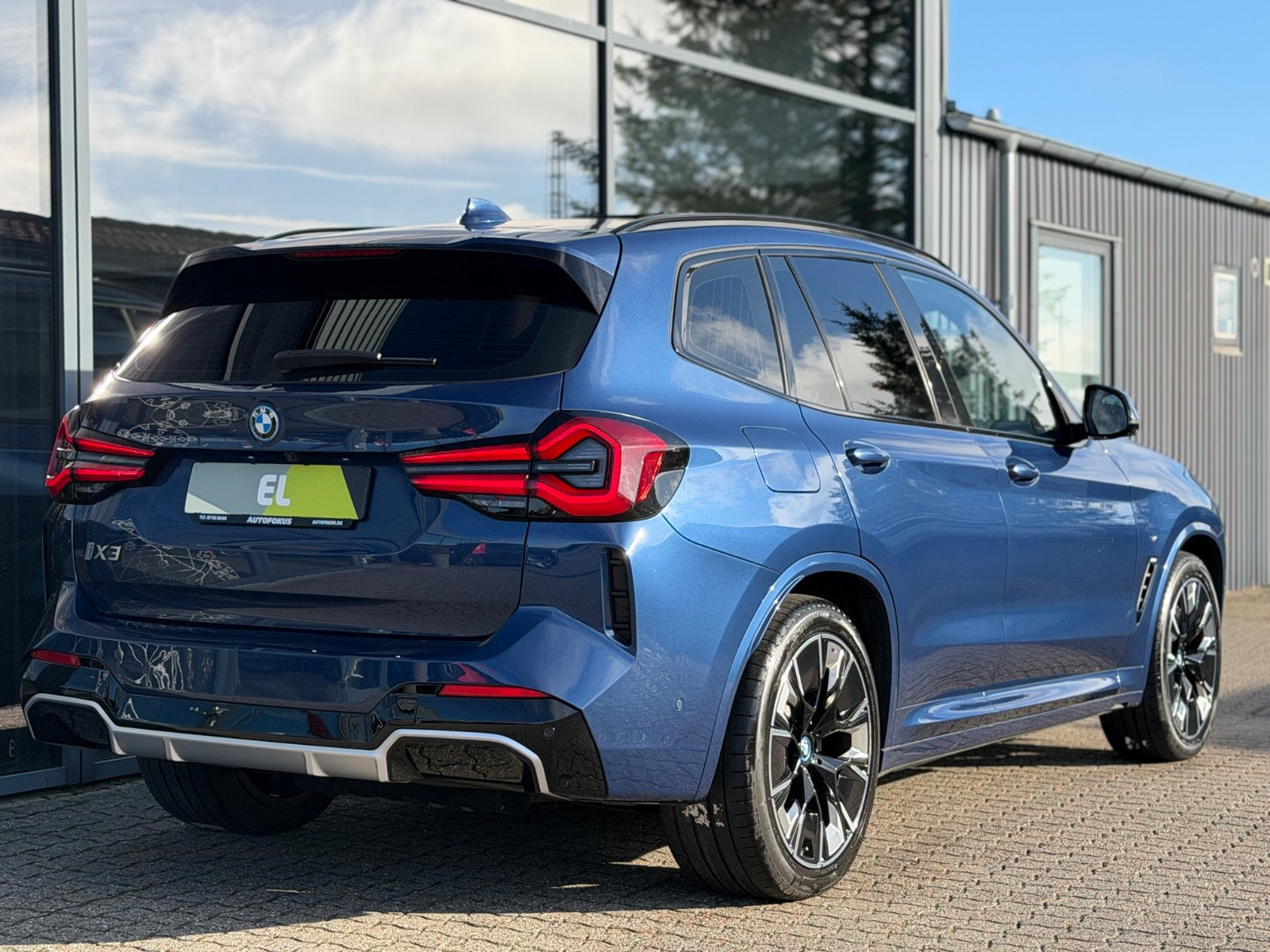 Blå BMW iX3 fra 2023