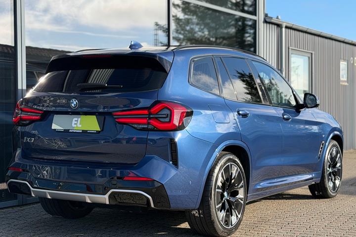 Blå BMW iX3 fra 2023