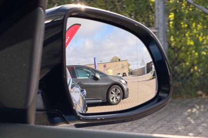 Blå BMW iX3 fra 2023
