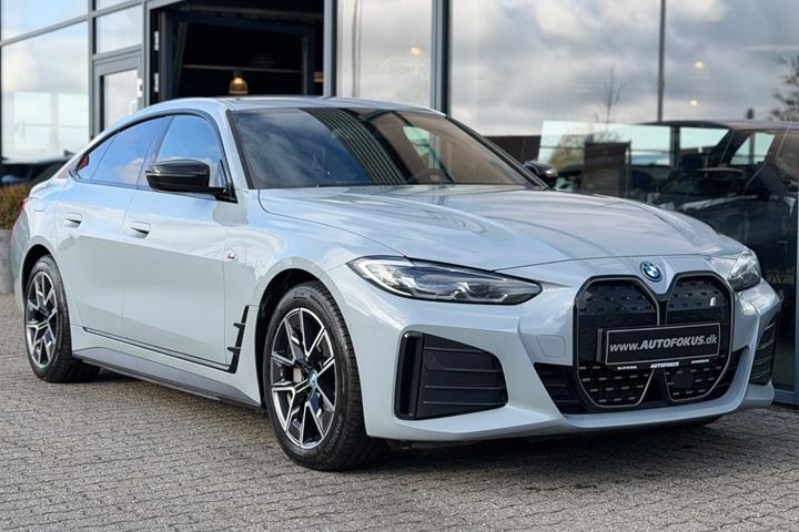 Grå BMW i4 fra 2024