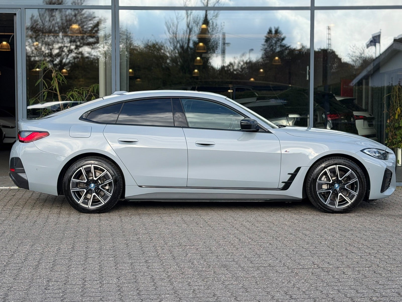 Grå BMW i4 fra 2024