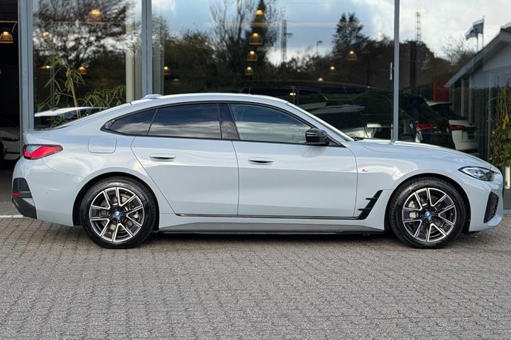 Grå BMW i4 fra 2024
