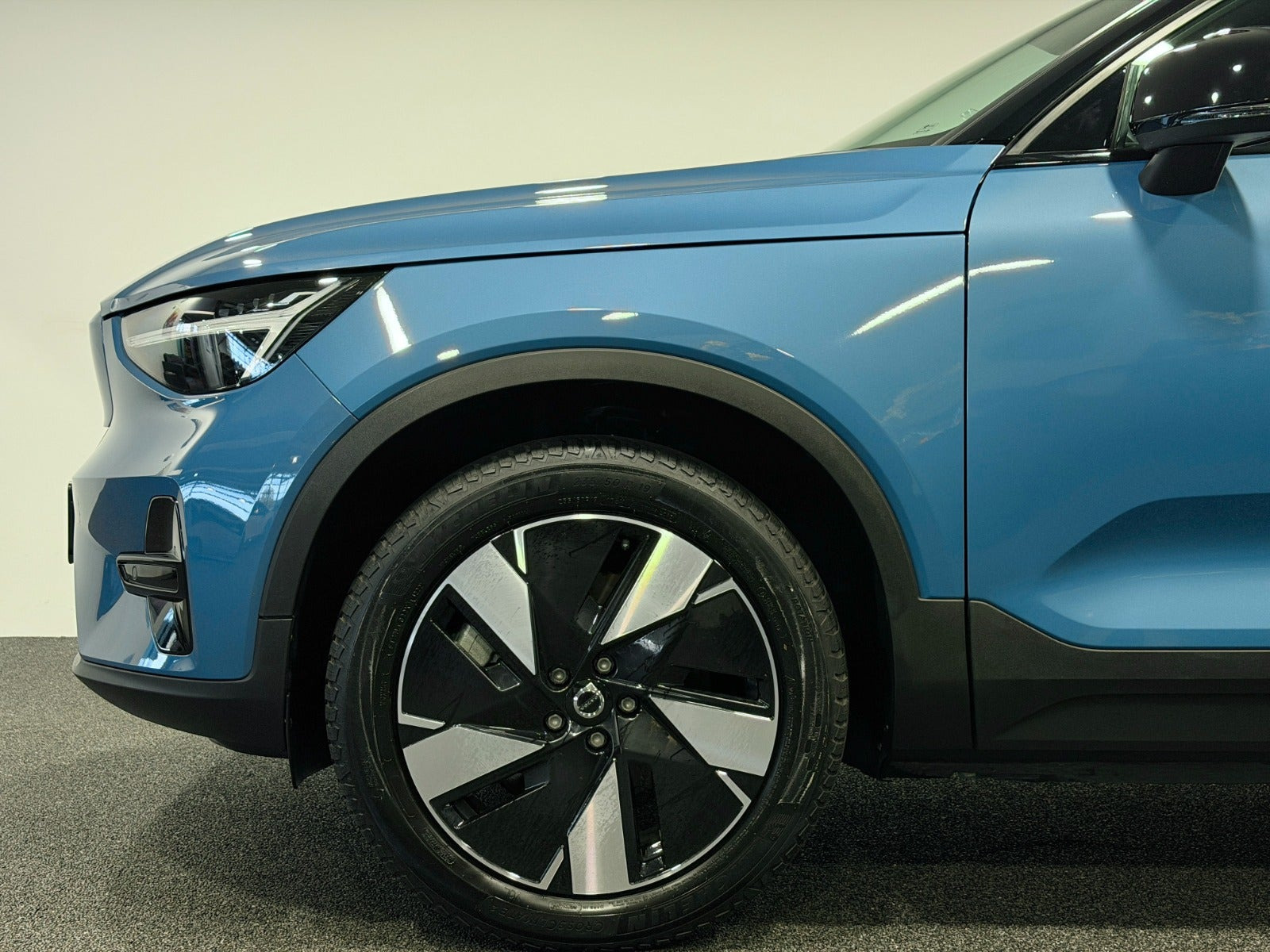 Blå Volvo XC40 fra 2023