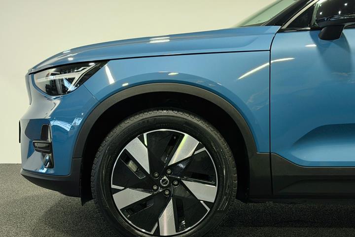 Blå Volvo XC40 fra 2023