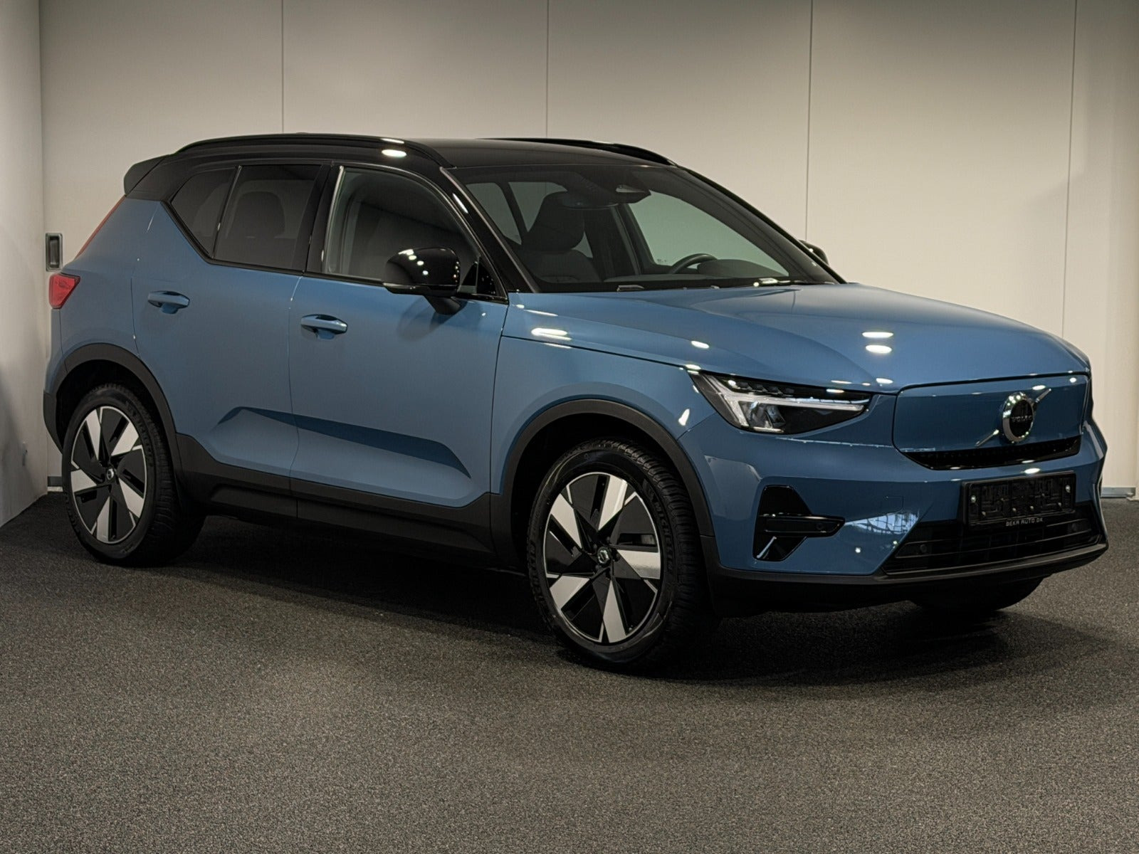 Blå Volvo XC40 fra 2023