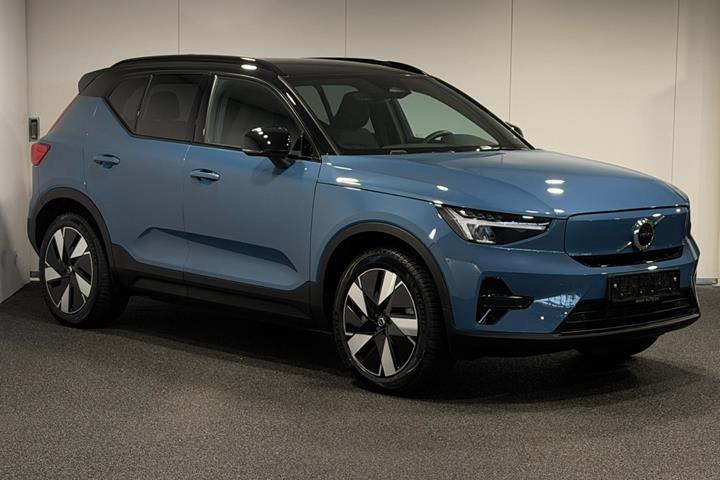 Blå Volvo XC40 fra 2023