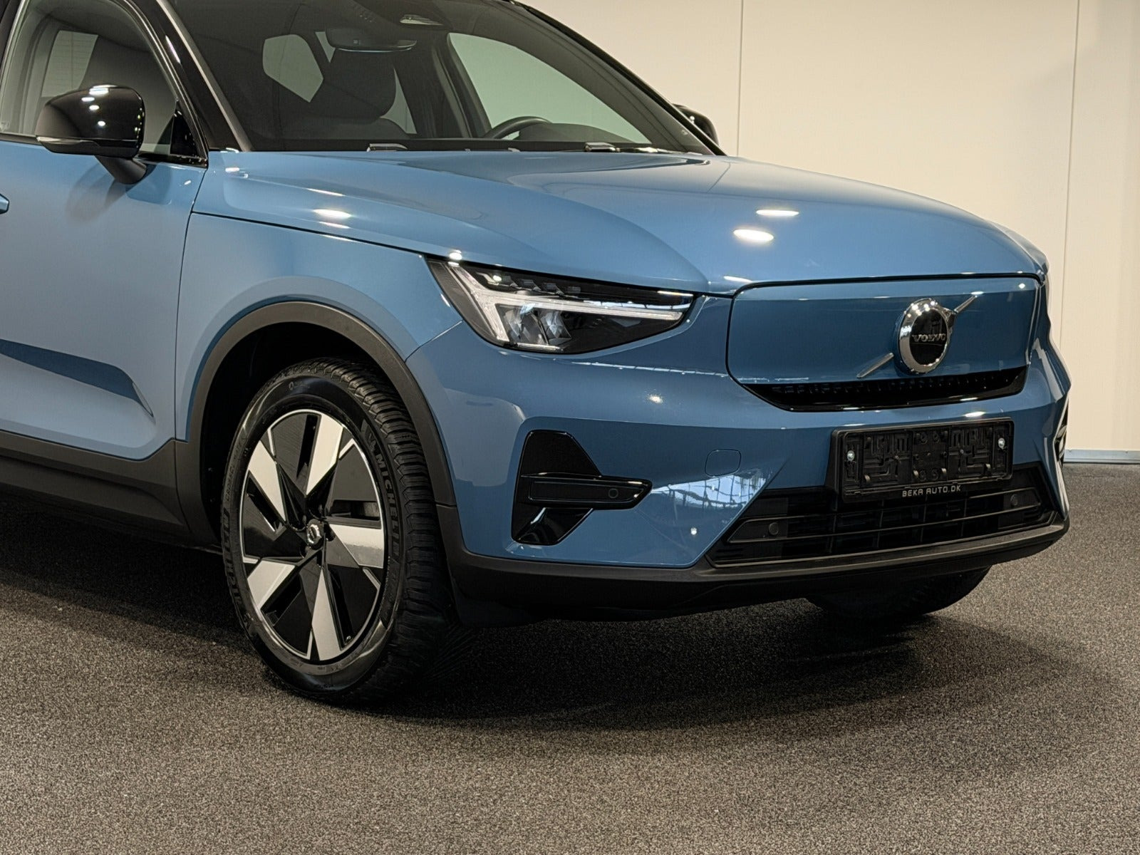 Blå Volvo XC40 fra 2023