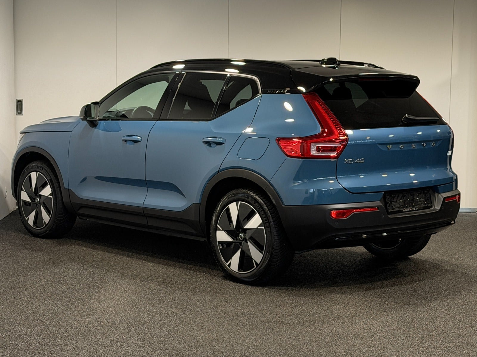 Blå Volvo XC40 fra 2023