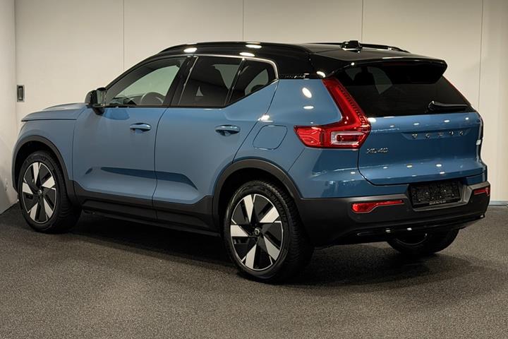 Blå Volvo XC40 fra 2023