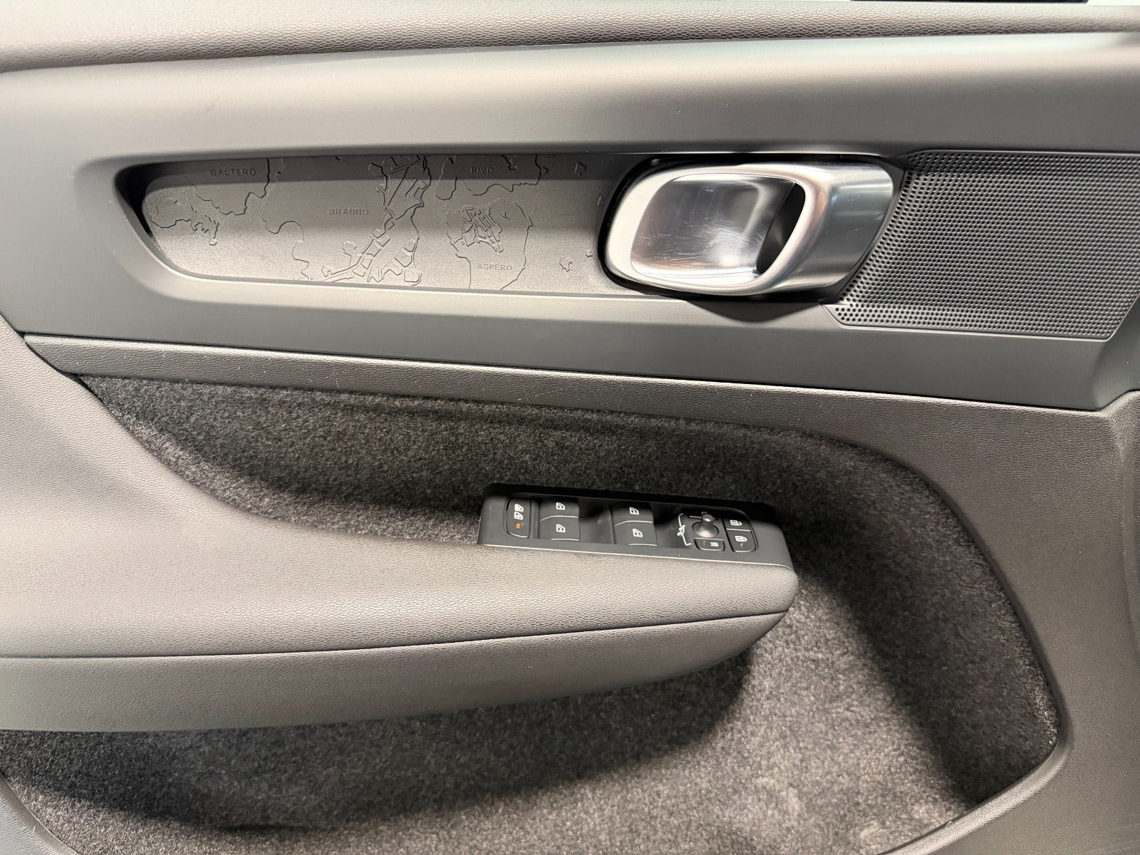 Blå Volvo XC40 fra 2023