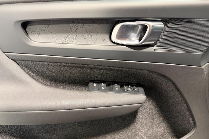 Blå Volvo XC40 fra 2023