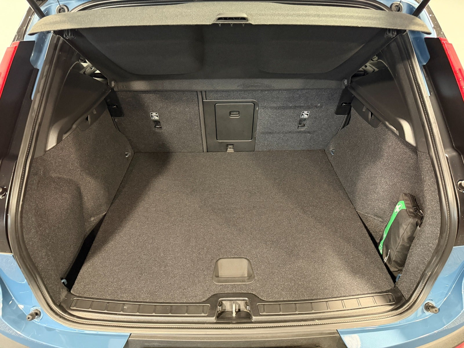 Blå Volvo XC40 fra 2023