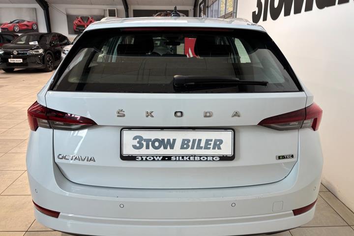 Hvid Skoda Octavia fra 2022