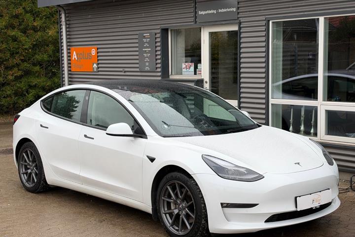Grå Tesla Model 3 fra 2021