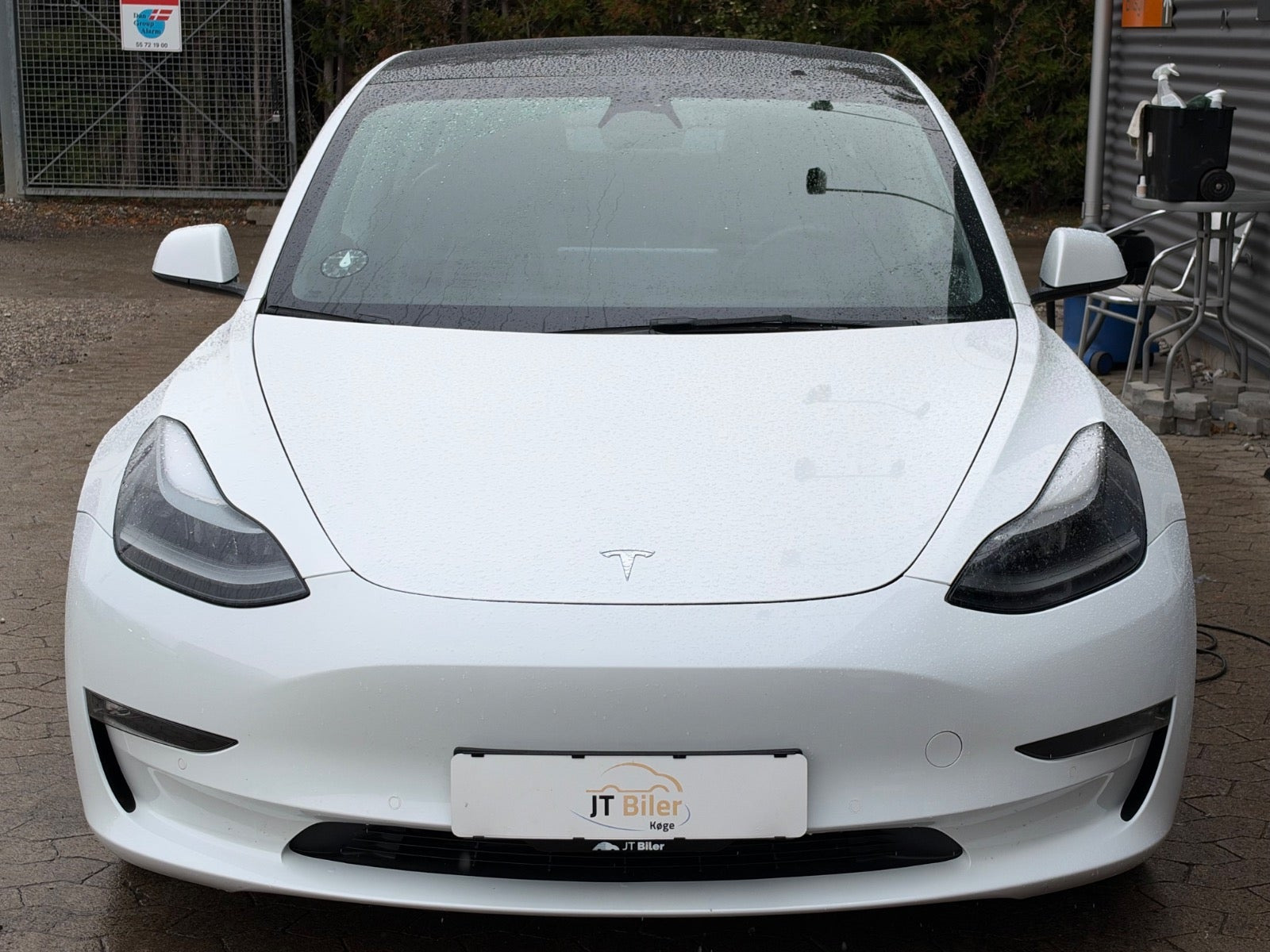 Grå Tesla Model 3 fra 2021